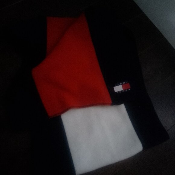 Tommy Hilfiger weekender duffle bag and scarf - Picture 2 of 3